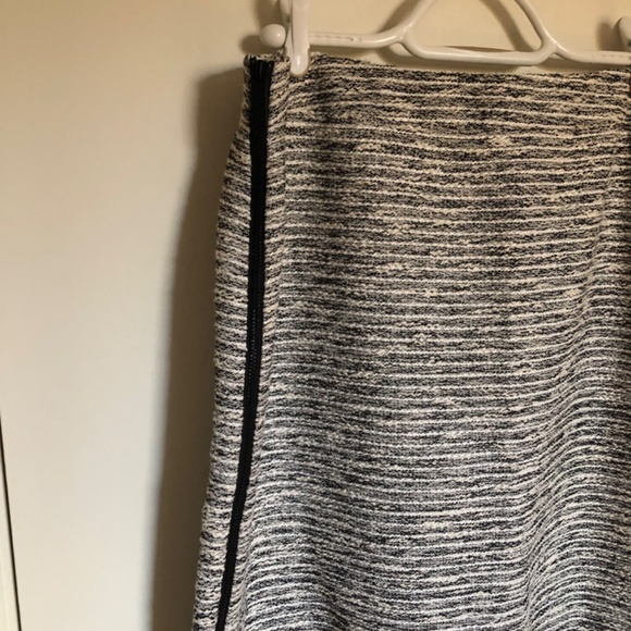 Vince Camuto Tweed Skirt  Size 8.  NWT - Picture 3 of 4
